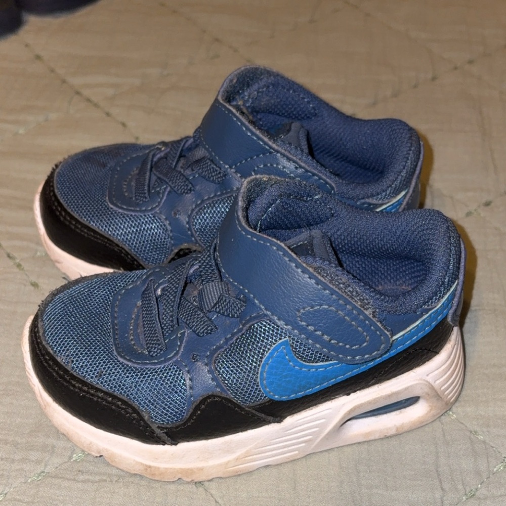 Nike Kids Sneakers in Blue and Black